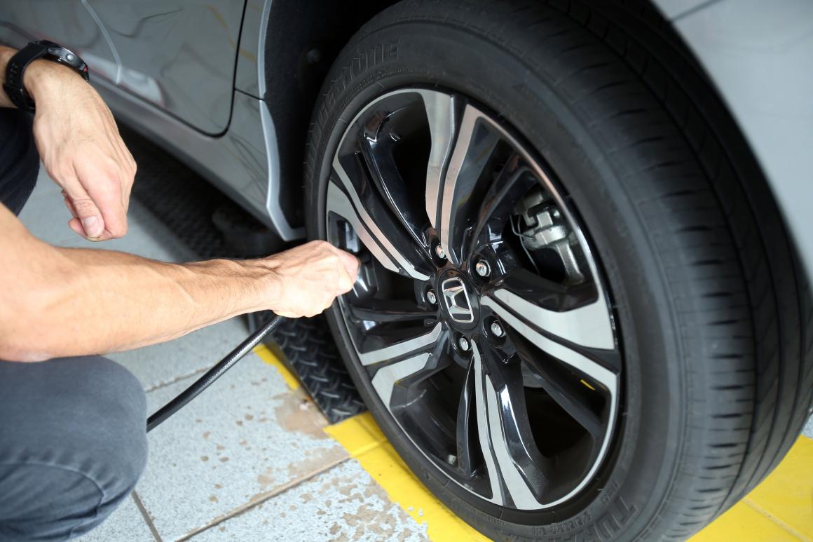 Como a temperatura ambiente afeta o desempenho dos pneus?