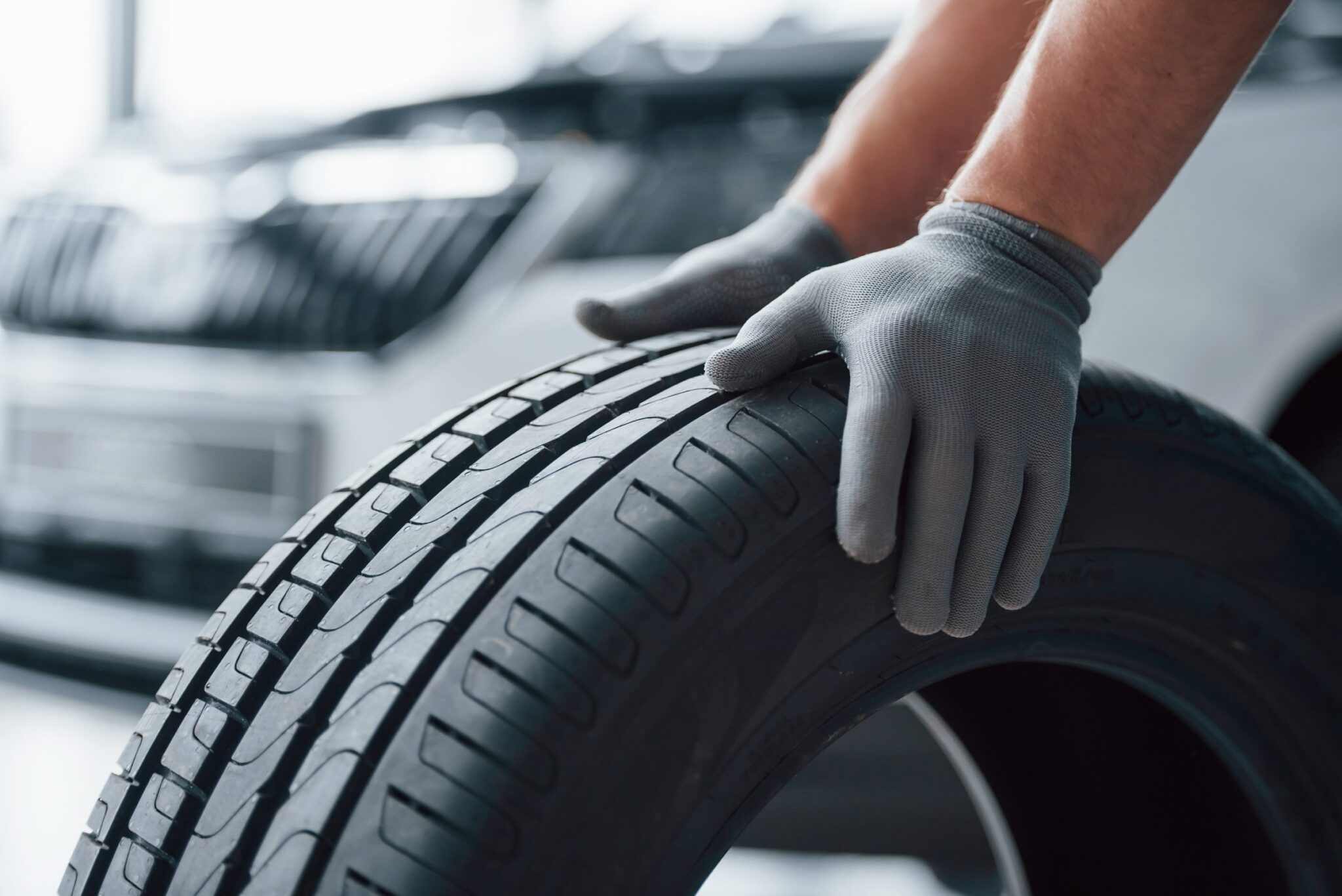 Guia para Escolher o Pneu Adequado: Como selecionar o pneu certo para o seu veículo com base no tamanho, tipo e condições de condução.